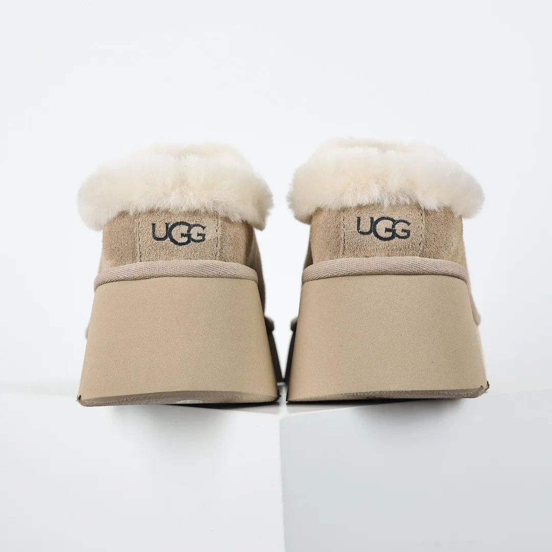 Pick up locally 💰560 Core recommended good price It is a very suitable choice for home use. In recent years, uug has launched a series of styles, which are partially geared towards the preferences of young consumers and have also moved to the forefront of fashion trends. Shoe body material: water-repellent coated suede upper, 17 mm UGGPURE™ implantable wool insole, lightweight non-slip and comfortable rubber outsole, with brand LOGO and trademark, with full packaging Size: 35 36 37 38 39 40
